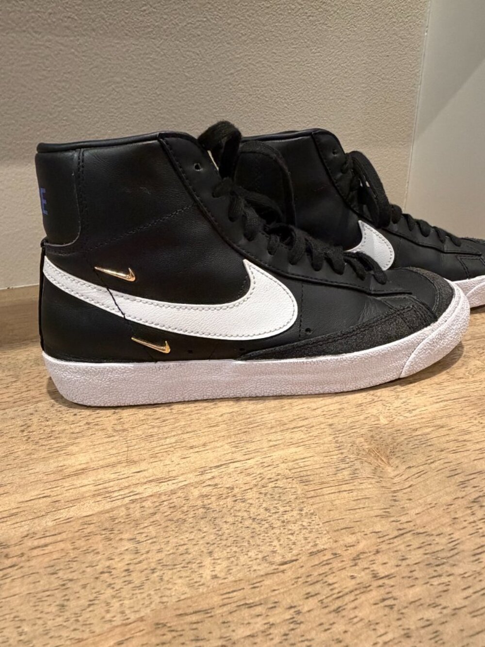 Nike Blazer Mid ’77 SE Black Leather High Top Sneakers Gold Swoosh 8.5 - Picture 4 of 9